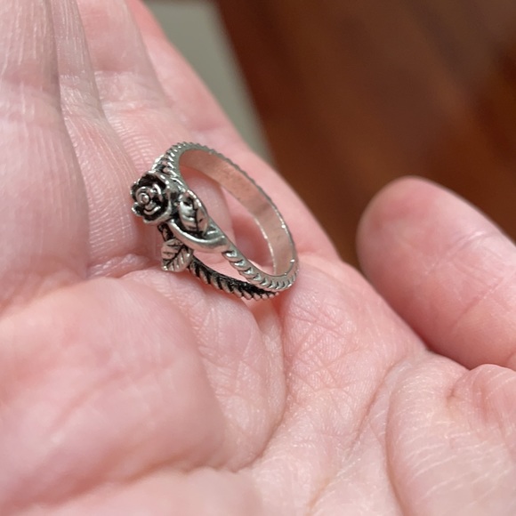 Silver rose ring - Picture 3 of 3
